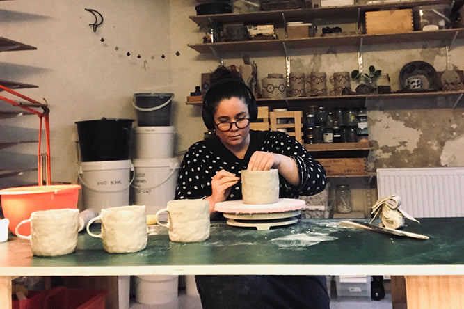 Mød Cathrine Hirsvang - keramikeren bag ansigtskrukkerne